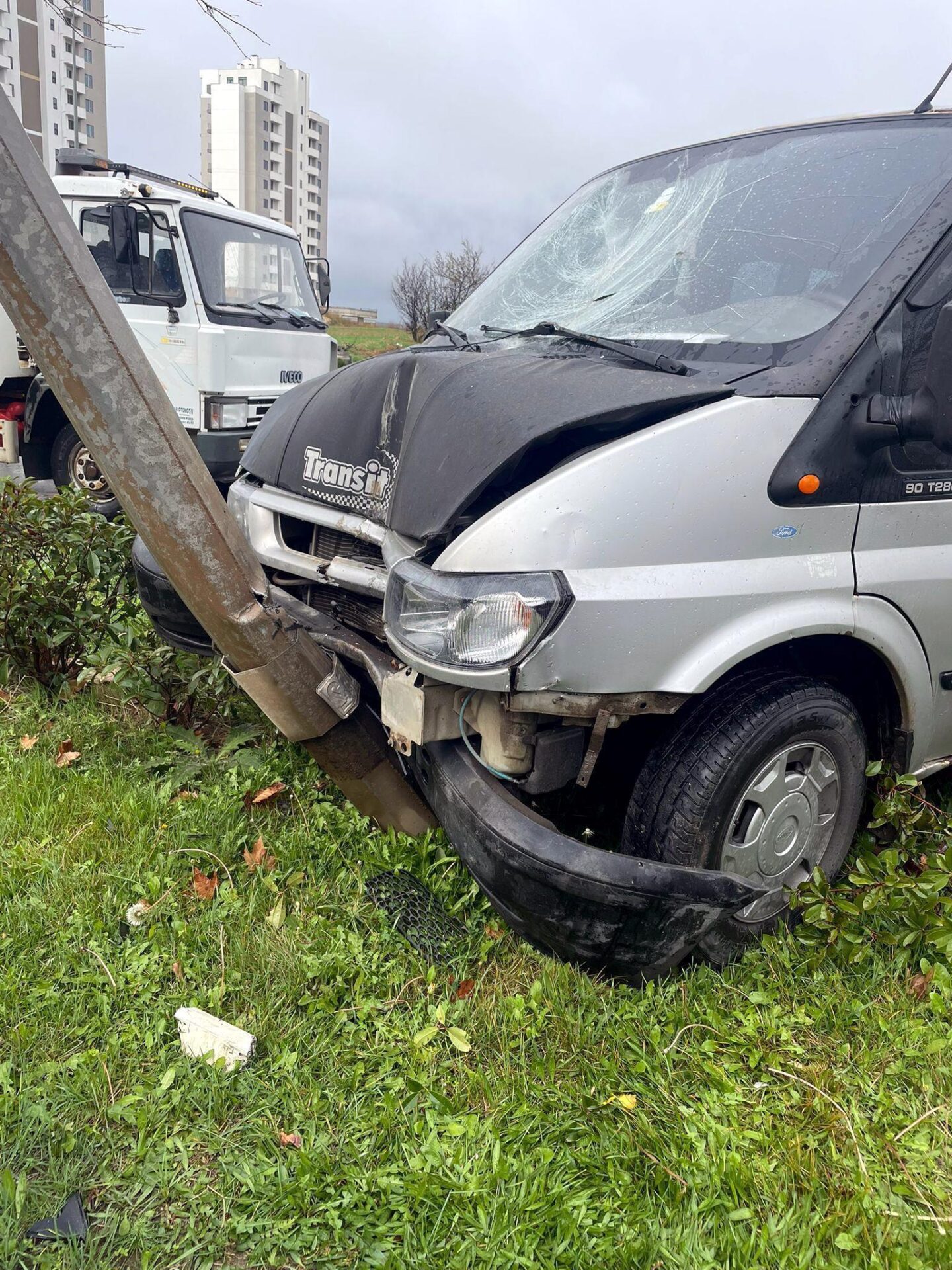Kontrolden Minibüs Elektrik Direğine Çarptı Kontrolden Minibüs Elektrik Direğine Çarptı