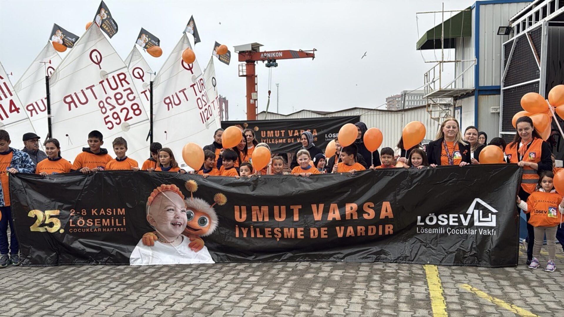 Tekirdağlı yelkenciler, lösemiye dikkat çekmek için turuncu balonlarla denize açıldı | Çorlu’da Haber Tekirdağlı yelkenciler, lösemiye dikkat çekmek için turuncu balonlarla denize açıldı | Çorlu’da Haber