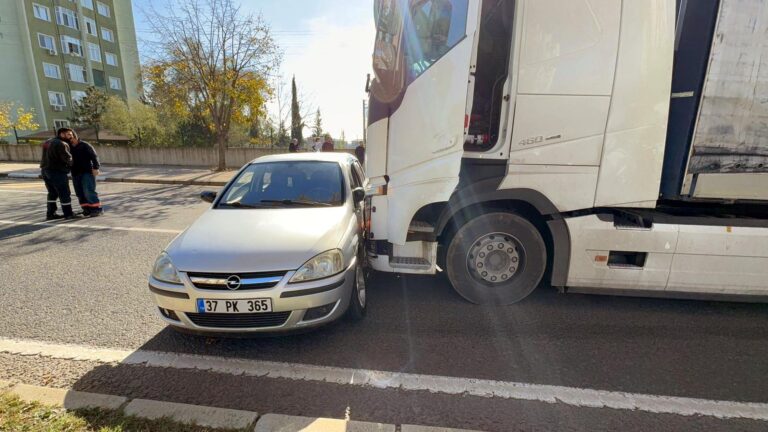 TIR’ın çarptığı otomobil metrelerce sürüklendi | Çorlu’da Haber