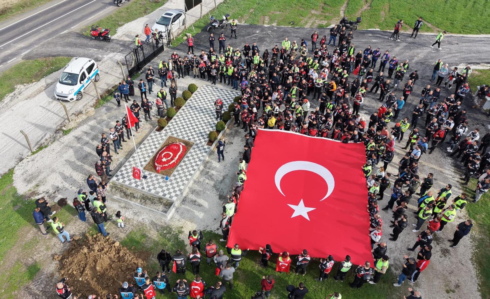 Trakya’daki 500 motosiklet tutkunundan şehit ailesine ziyaret | Çorlu’da Haber Trakya’daki 500 motosiklet tutkunundan şehit ailesine ziyaret | Çorlu’da Haber