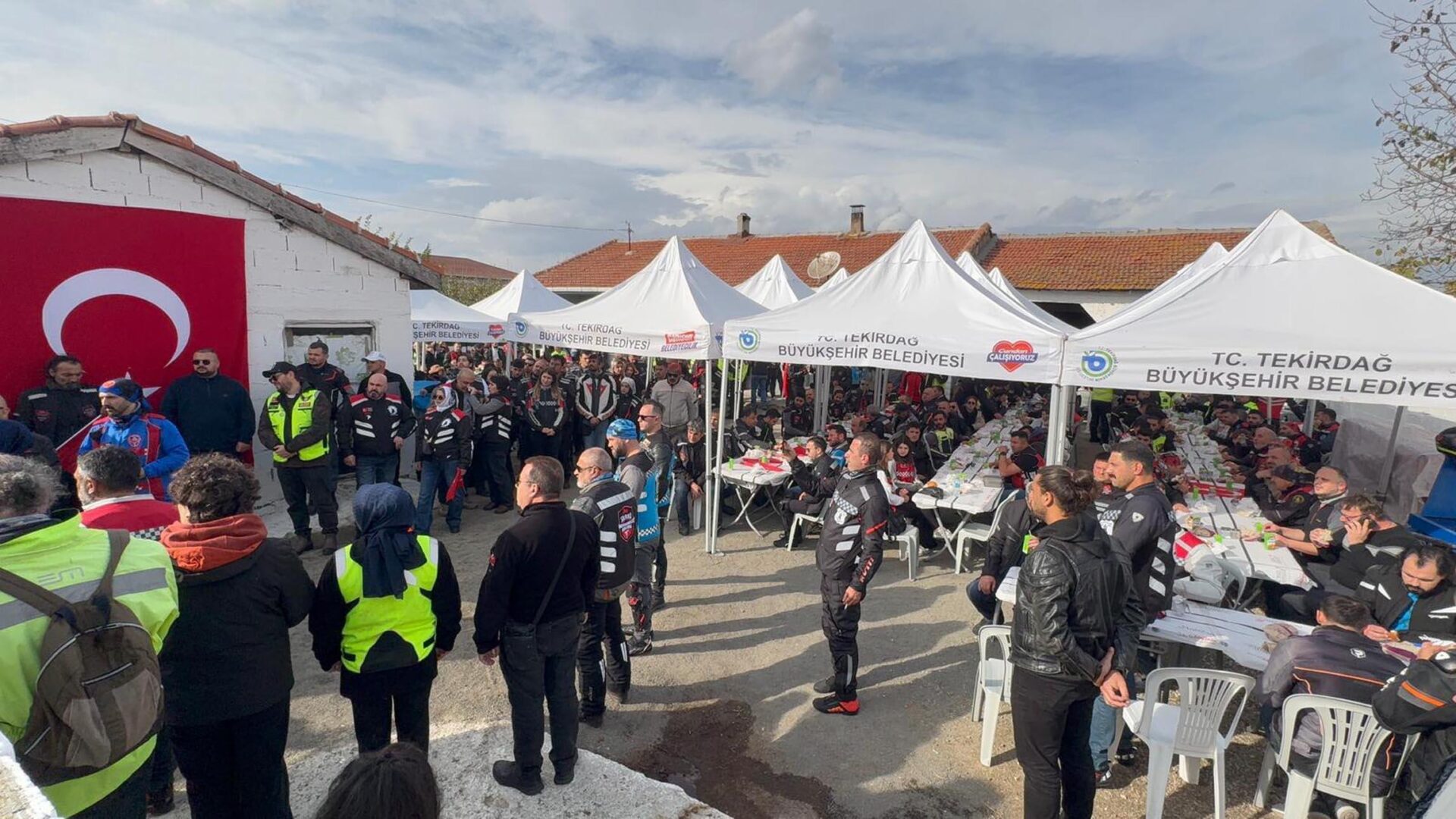 Trakya’daki 500 motosiklet tutkunundan şehit ailesine ziyaret / Ek fotoğraflar | Çorlu’da Haber Trakya’daki 500 motosiklet tutkunundan şehit ailesine ziyaret / Ek fotoğraflar | Çorlu’da Haber