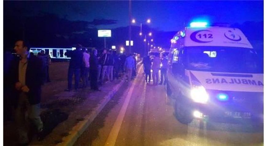 Refüje Çarpan Otomobil Sürücüsü Öldü Refüje Çarpan Otomobil Sürücüsü Öldü