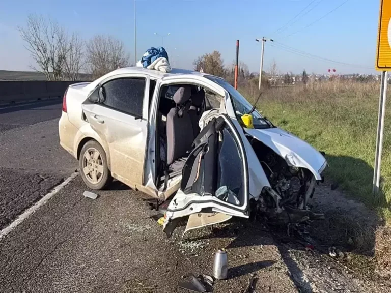 Otomobil Yol Kenarındaki Beton Parçasına Çarptı; 5 Yaralı