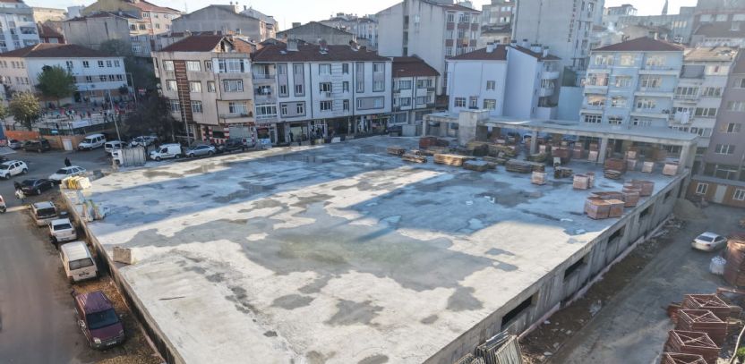 Başkan Sarıkurt, Katlı Yer Altı Otoparkı ve Meydan Düzenlemesi İnşaatını İnceledi