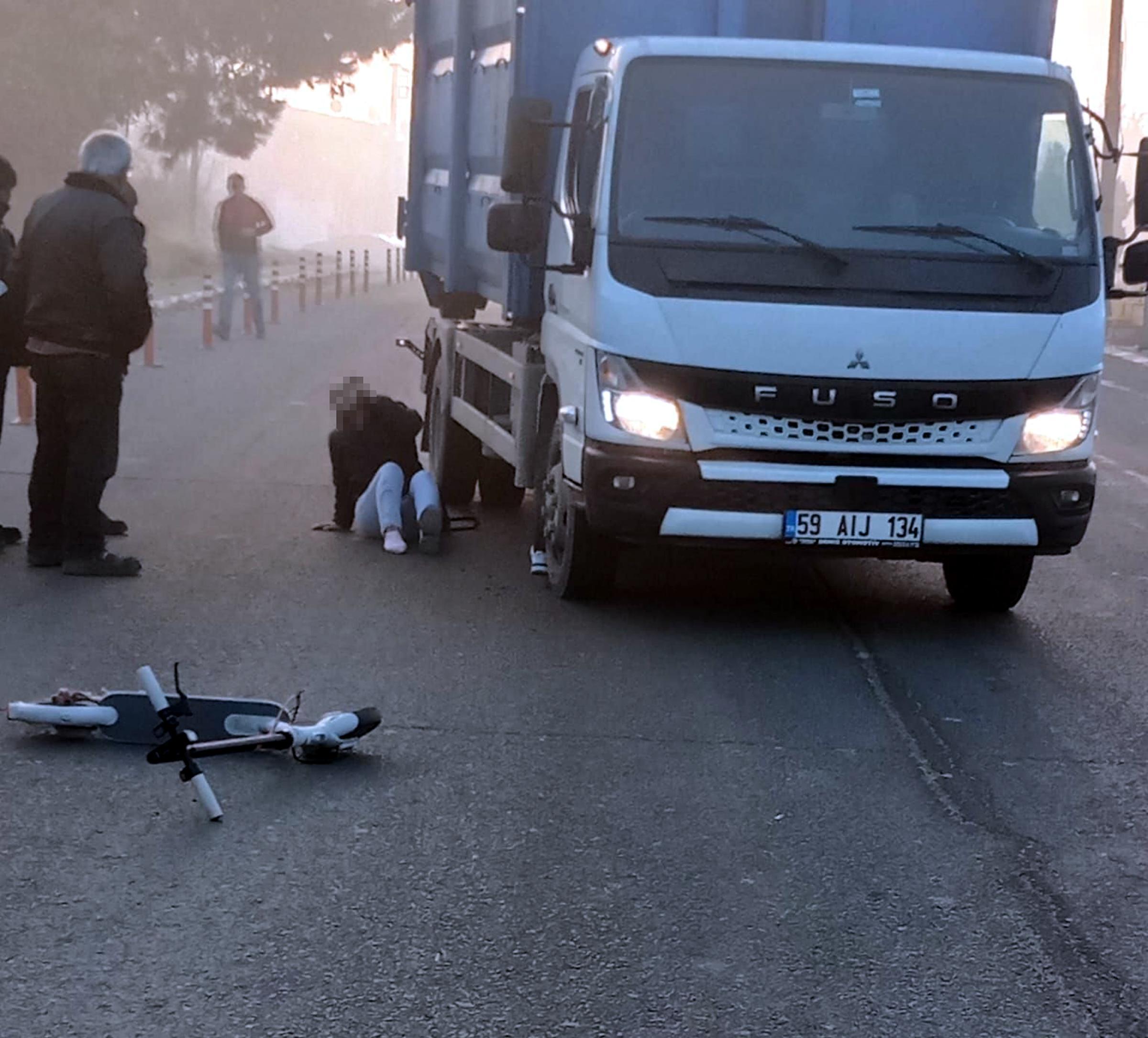 Devrilen skuterin sürücüsünün ayağının üzerinden kamyonet geçti | Çorlu’da Haber Devrilen skuterin sürücüsünün ayağının üzerinden kamyonet geçti | Çorlu’da Haber