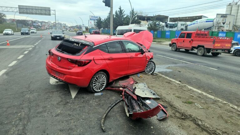 Karşı Yöne Geçen Otomobil, Kırmızı Işıkta Bekleyen Araçlara Çarptı