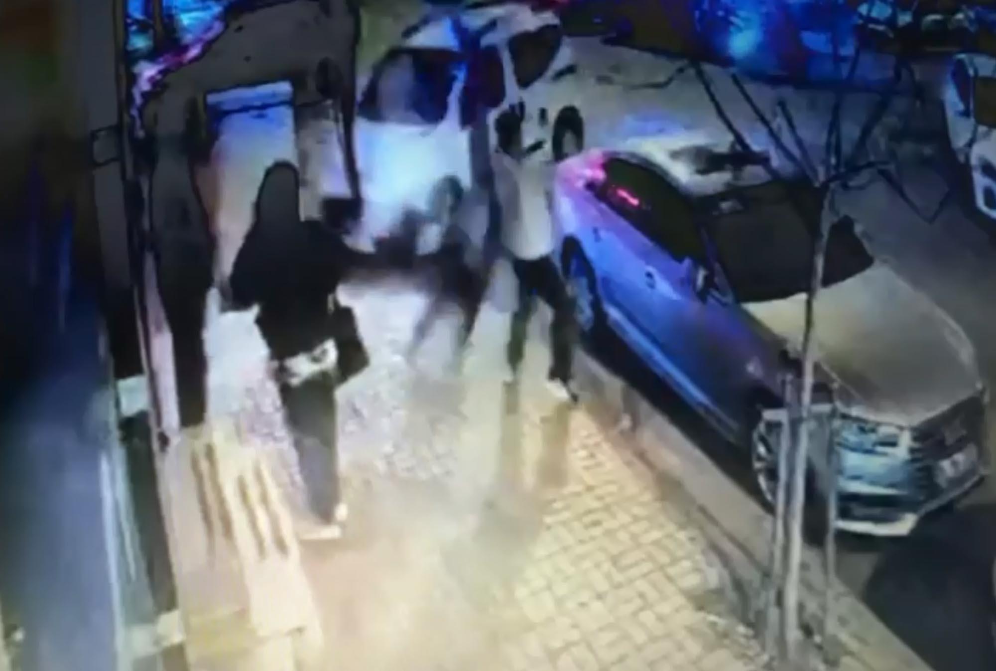 Kaza sırasında savrulan motosiklet sürücüsü yayaya çarptı; o anlar kamerada | Çorlu’da Haber Kaza sırasında savrulan motosiklet sürücüsü yayaya çarptı; o anlar kamerada | Çorlu’da Haber