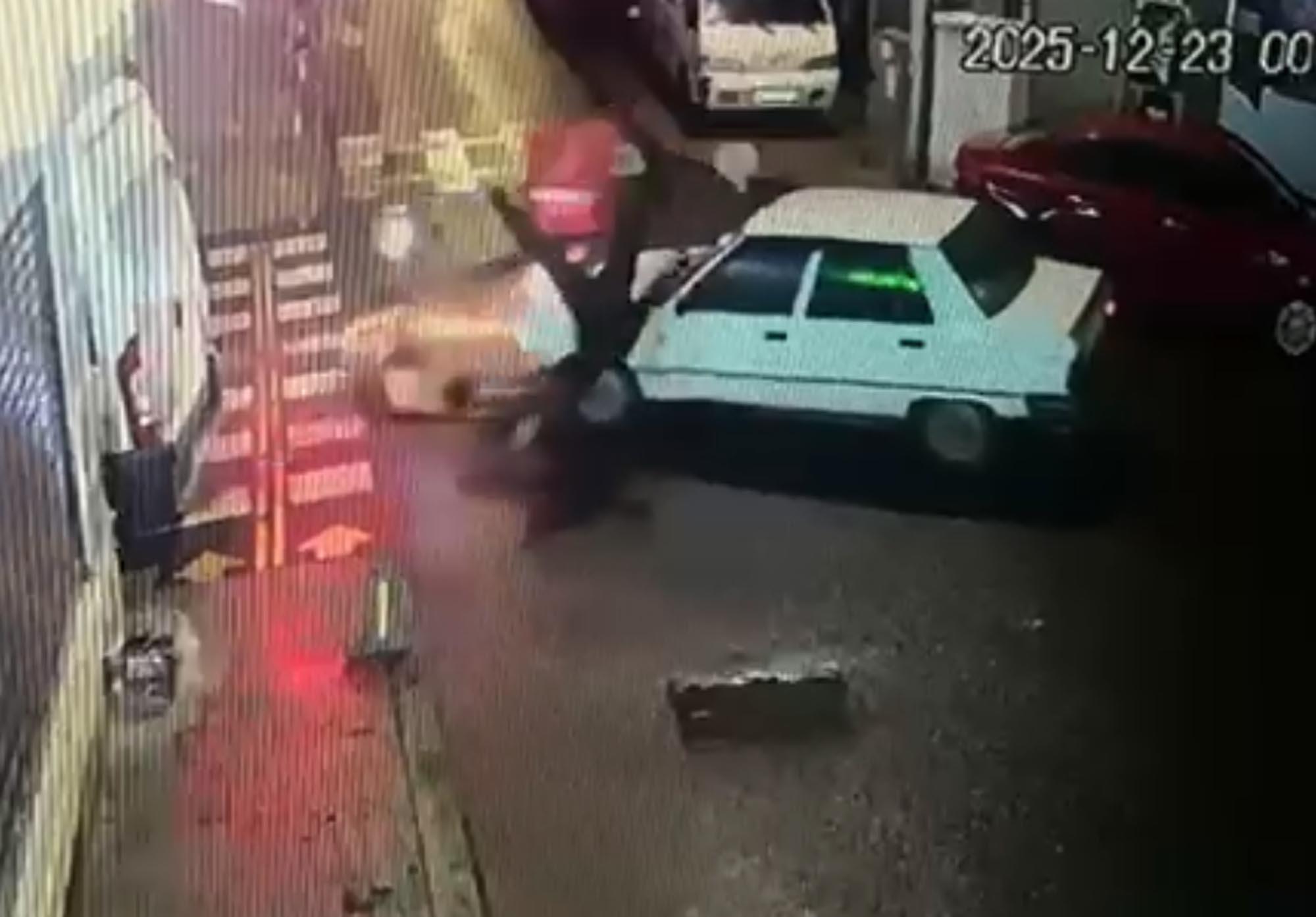 Kazadan Sonra Yerde Yatan Sürücüyü Kontrol Edip Olay Yerinden Kaçtı Kazadan Sonra Yerde Yatan Sürücüyü Kontrol Edip Olay Yerinden Kaçtı
