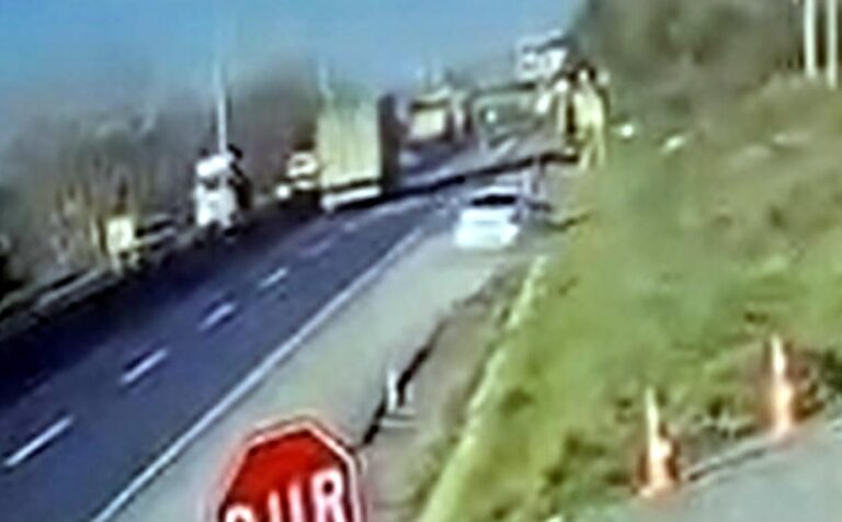Otomobil yol kenarındaki beton parçasına çarptı; 5 yaralı | Çorlu’da Haber