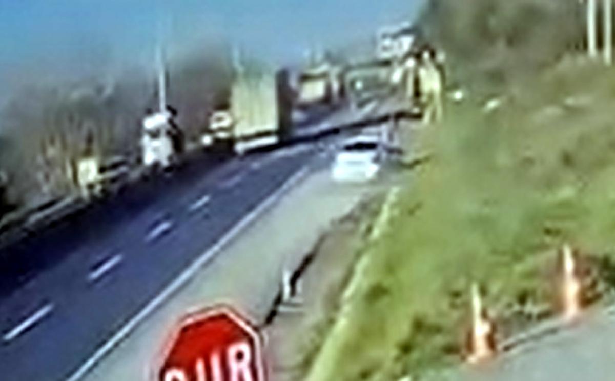 Otomobil yol kenarındaki beton parçasına çarptı; 5 yaralı | Çorlu’da Haber Otomobil yol kenarındaki beton parçasına çarptı; 5 yaralı | Çorlu’da Haber