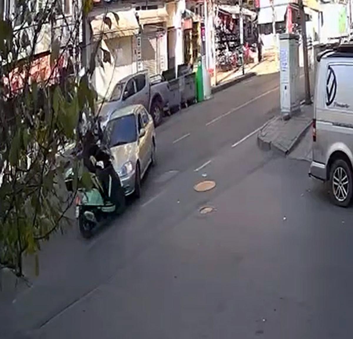Otomobille çarpışan motosikletin sürücü yaralandı; kaza kamerada | Çorlu’da Haber Otomobille çarpışan motosikletin sürücü yaralandı; kaza kamerada | Çorlu’da Haber