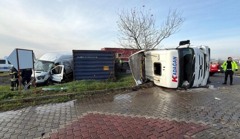 Refüjü aşıp karşı yöne geçen TIR, minibüse çarptı; 1’i çocuk, 5 yaralı | Çorlu’da Haber