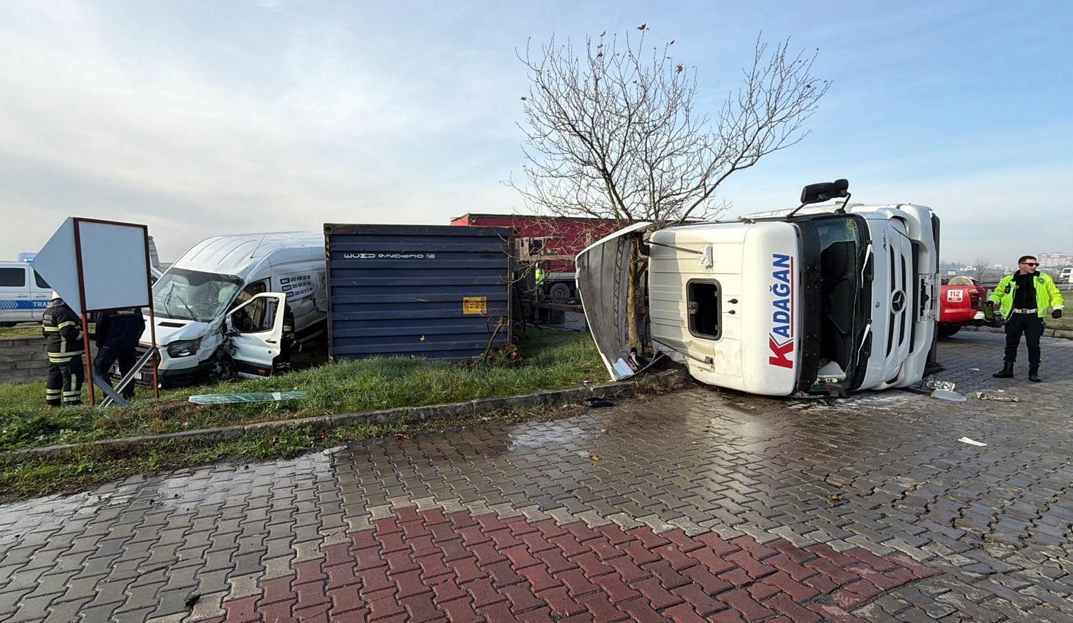 Refüjü aşıp karşı yöne geçen TIR, minibüse çarptı; 1’i çocuk, 5 yaralı | Çorlu’da Haber Refüjü aşıp karşı yöne geçen TIR, minibüse çarptı; 1’i çocuk, 5 yaralı | Çorlu’da Haber