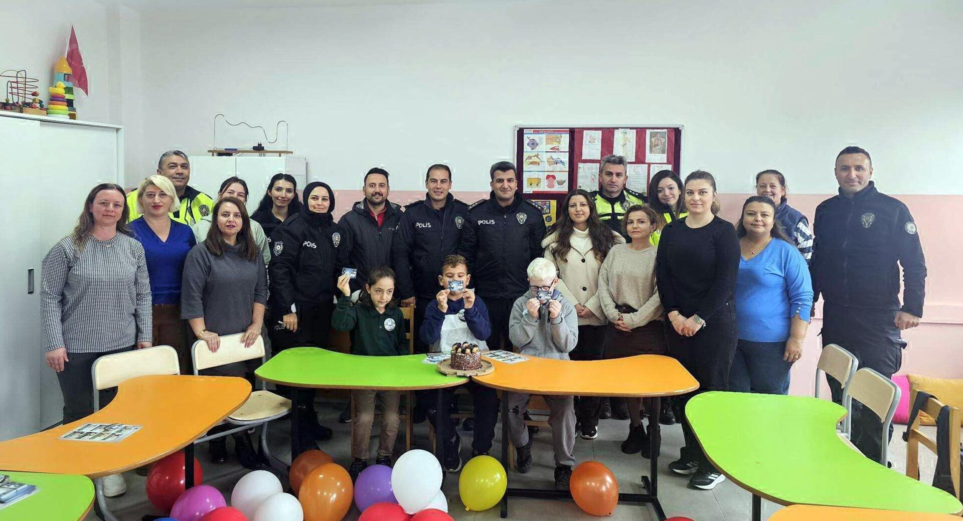 Şarköy’de polisten özel çocuklara hediye | Çorlu’da Haber Şarköy’de polisten özel çocuklara hediye | Çorlu’da Haber