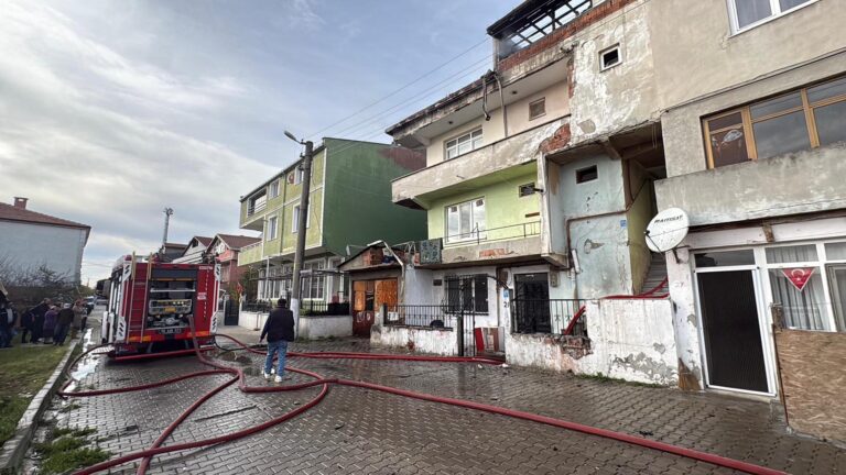 Tekirdağ’da 3 katlı binan çatı katında yangın | Çorlu’da Haber