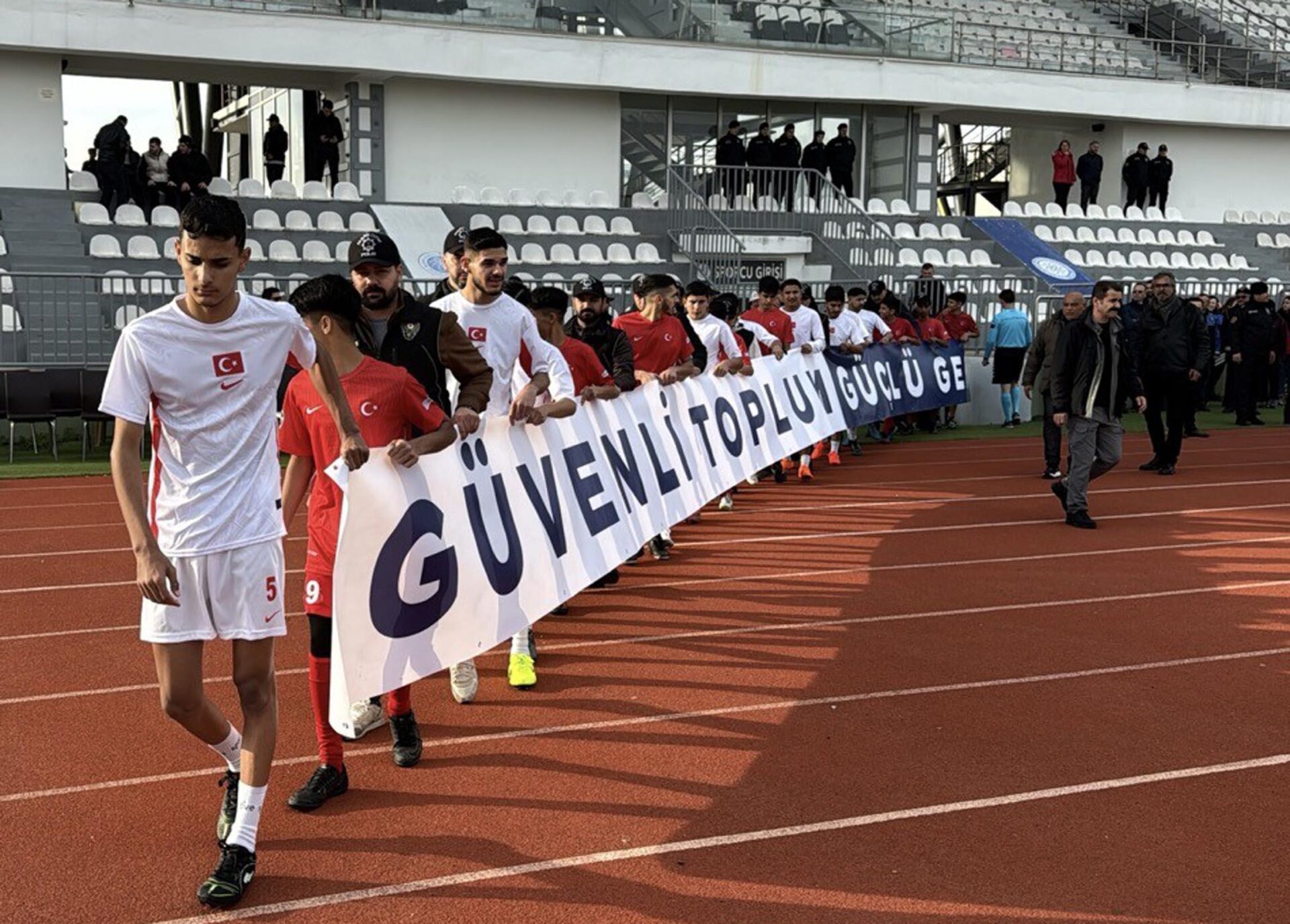 Tekirdağ’da asayiş olayları ile gündeme gelen mahallelerin gençleri futbol oynadı | Çorlu’da Haber Tekirdağ’da asayiş olayları ile gündeme gelen mahallelerin gençleri futbol oynadı | Çorlu’da Haber