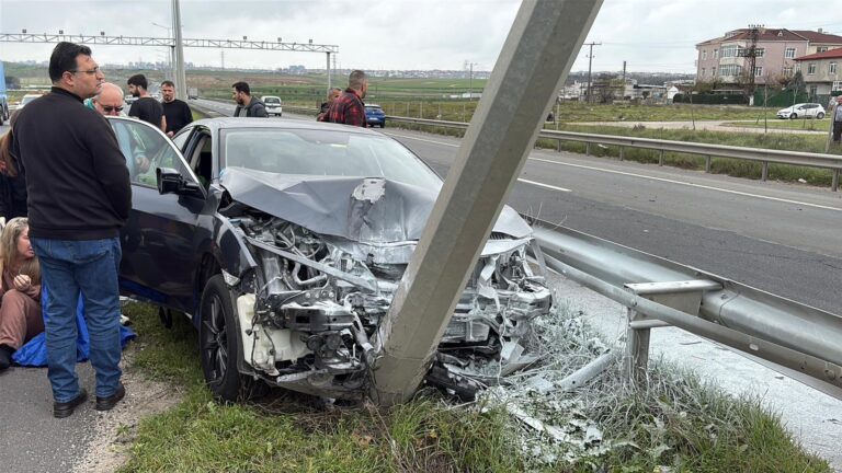 Kontrolden Çıkan Otomobil Elektrik Direğine Çarptı: 2 Yaralı