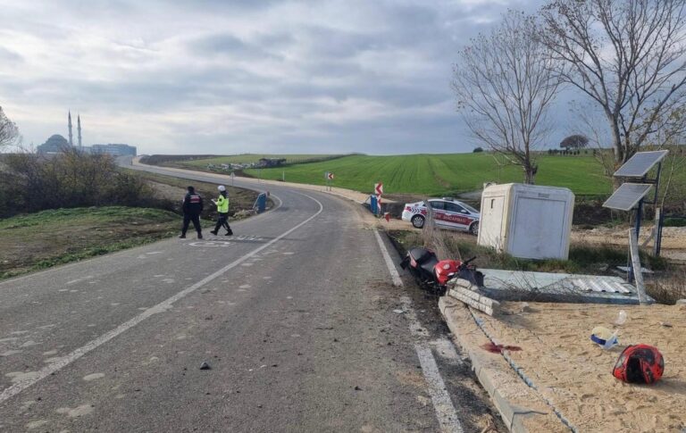 Motosiklet, Yol Kenarındaki Tel Çite Çarptı; 1 Ölü, 1 Yaralı