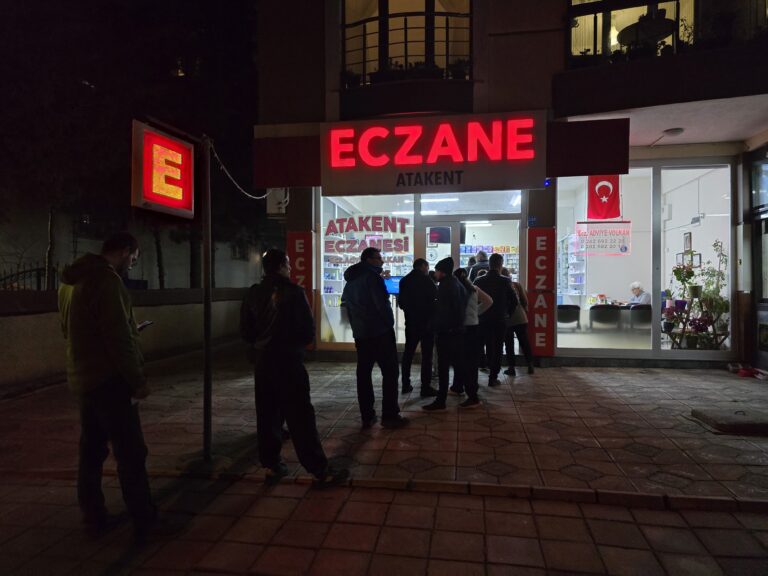 Çorlu’da Hastalık Yoğunluğu Alarm Veriyor: Eczaneler de En Az Hastaneler Kadar Kalabalık