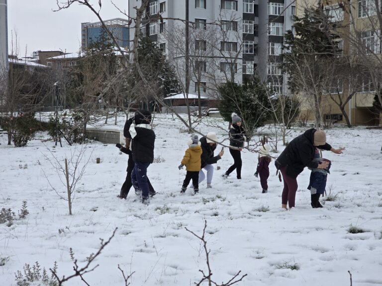 Çorlu’da Kar Tatili Sevinci: Çocuklar Kar Topu Oynayarak Eğlendi