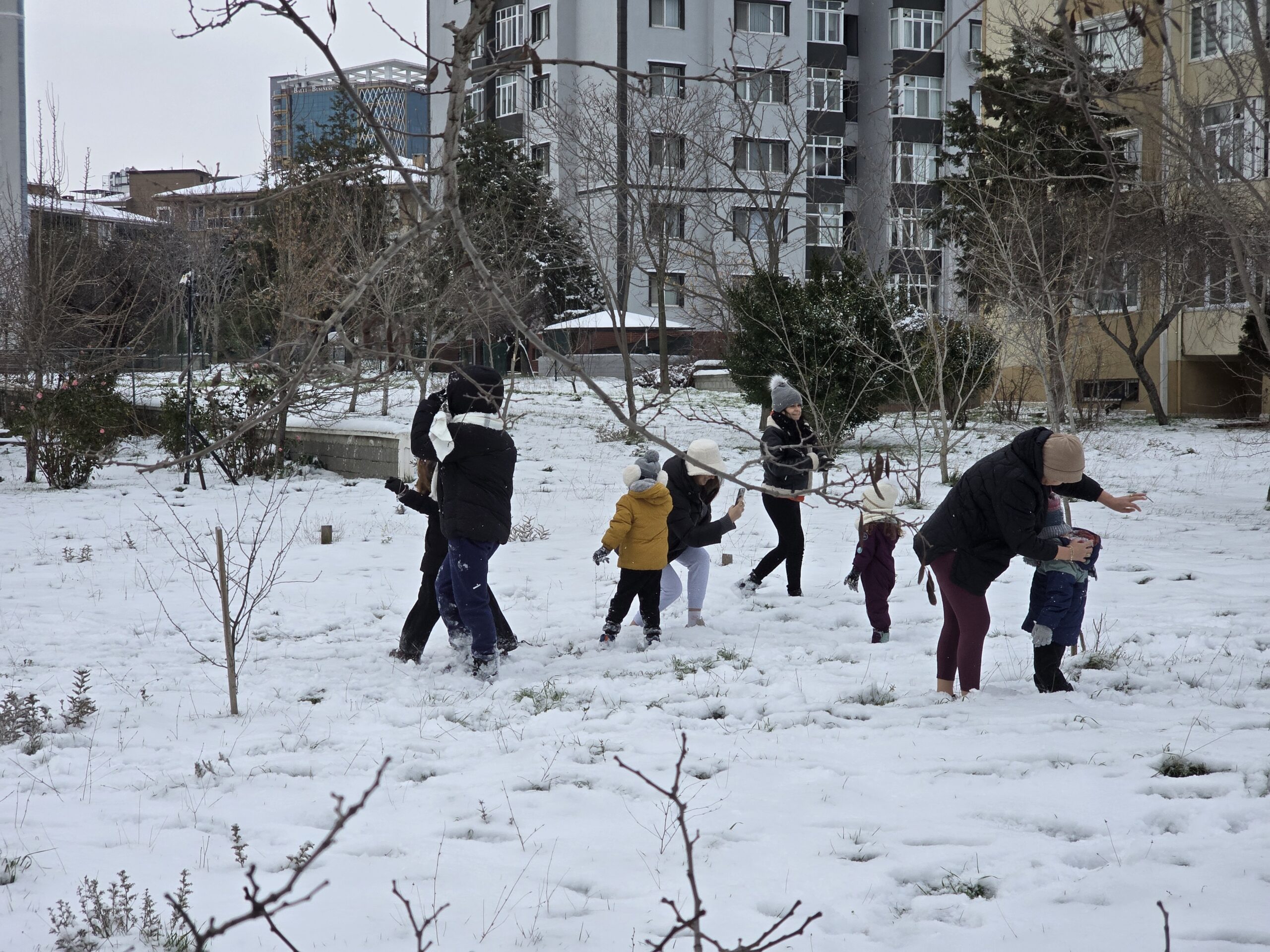 Çorlu’da Kar Tatili Sevinci: Çocuklar Kar Topu Oynayarak Eğlendi Çorlu’da Kar Tatili Sevinci: Çocuklar Kar Topu Oynayarak Eğlendi