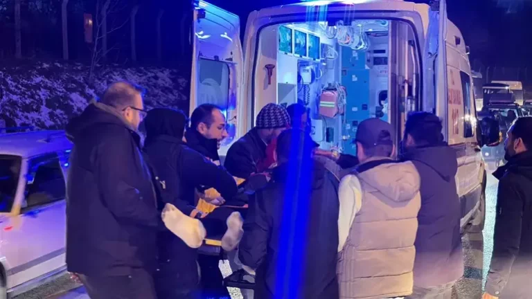 Motosiklet İle Hafif Ticari Araç Çarpıştı: 1’i Ağır 2 Yaralı
