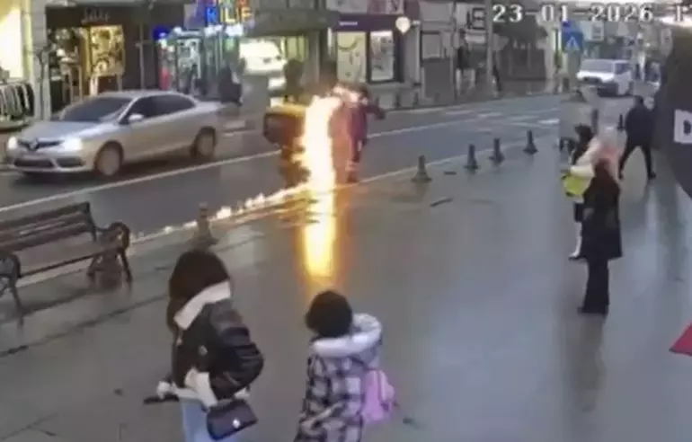 Seyir Halindeki Motosiklet Alev Aldı; O Anlar Kamerada Seyir Halindeki Motosiklet Alev Aldı; O Anlar Kamerada