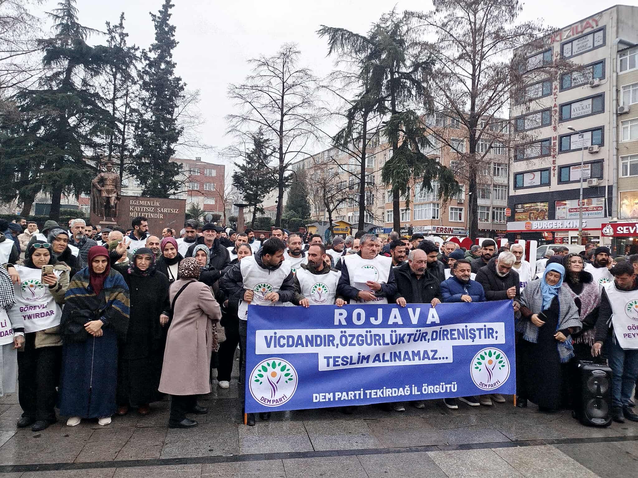 DEM Parti’den Çorlu’da Rojava Açıklaması: “Rojava Vicdandır, Teslim Alınamaz” DEM Parti’den Çorlu’da Rojava Açıklaması: “Rojava Vicdandır, Teslim Alınamaz”