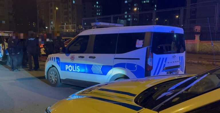 Dur İhtarına Uymadı, Polis Aracına Çarpıp Kaçtı: 1 Gözaltı