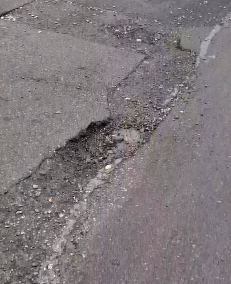 Bozuk Yollar Vatandaşı İsyan Ettirdi: “Artık Gına Geldi” Bozuk Yollar Vatandaşı İsyan Ettirdi: “Artık Gına Geldi”