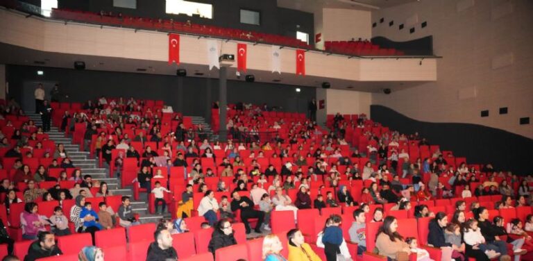 Çorlu`da Çocuklar Sanatla Buluşuyor