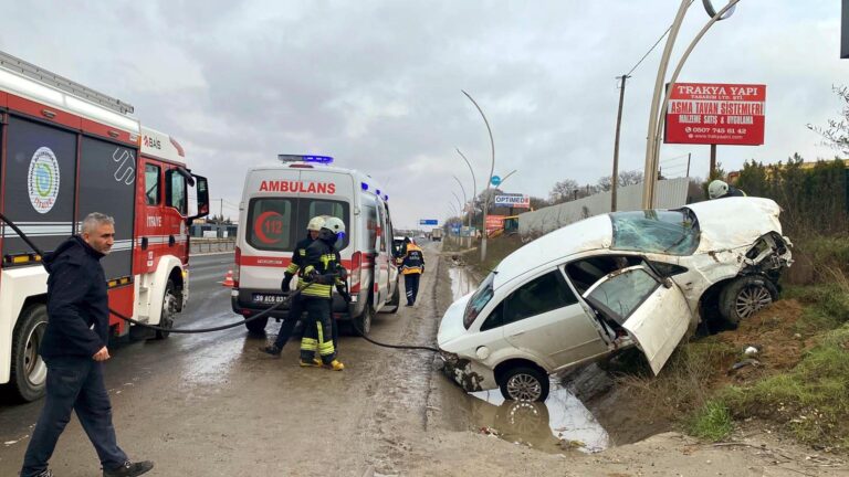 Direğe Çarpan Otomobilde 3 Kişi Yaralandı