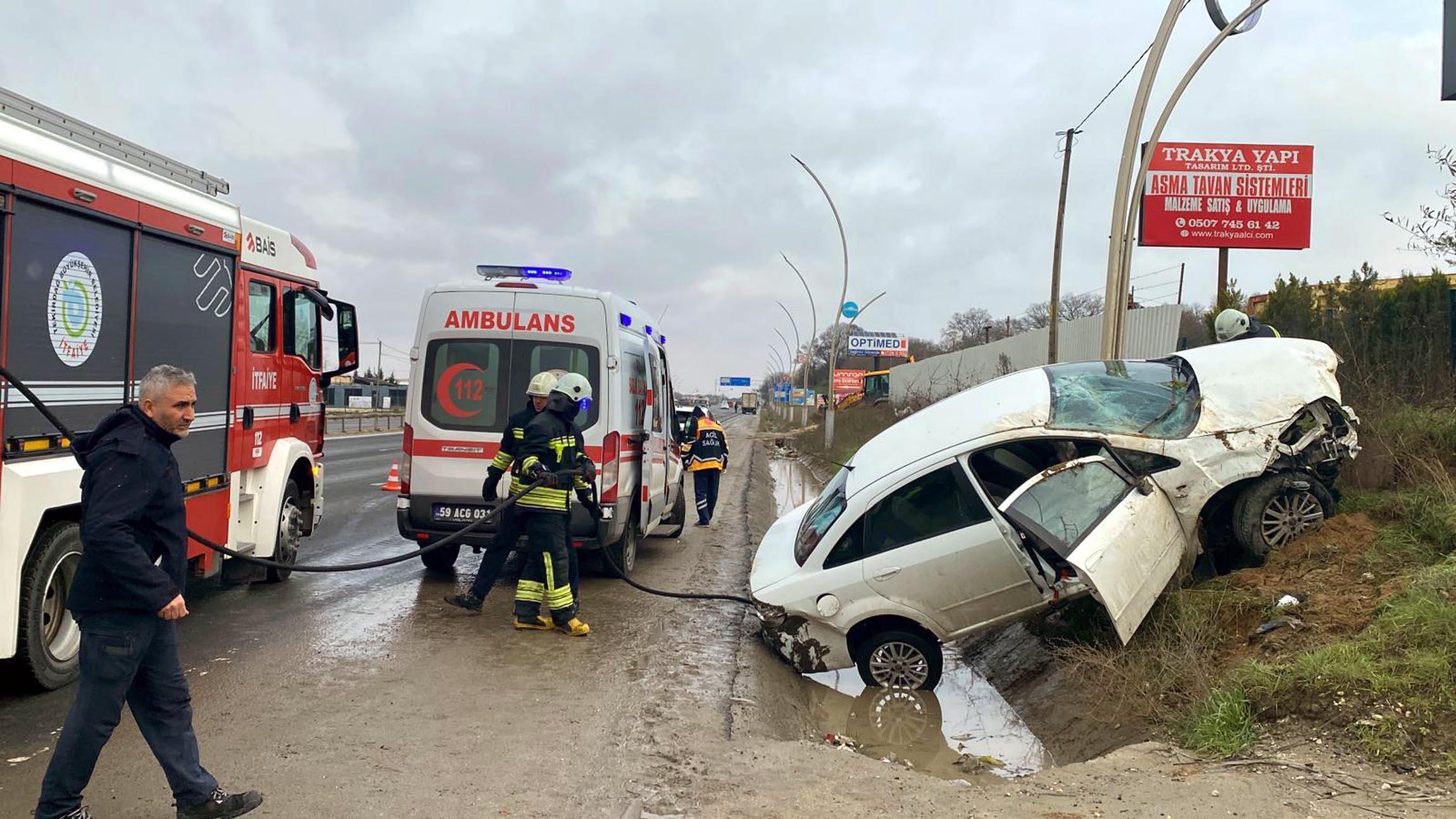 Direğe Çarpan Otomobilde 3 Kişi Yaralandı Direğe Çarpan Otomobilde 3 Kişi Yaralandı
