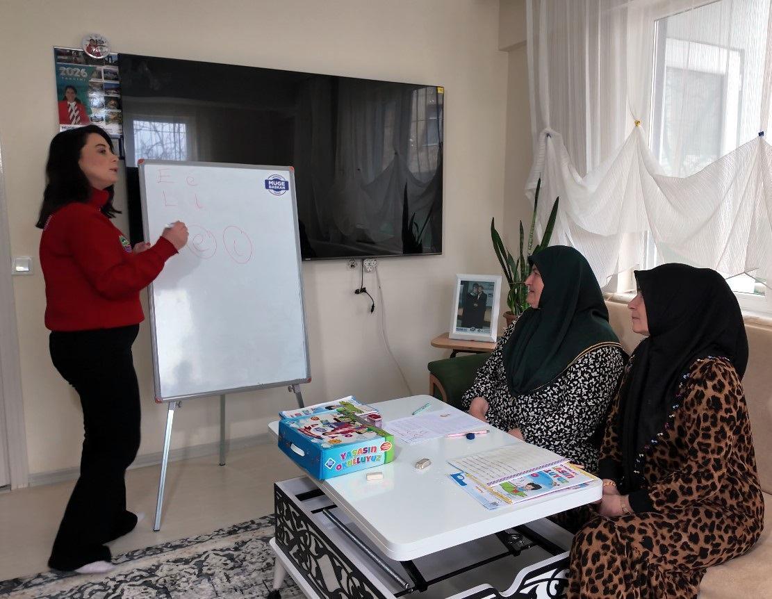 Ergene Belediyesi’nden kurslara gelemeyenler için evlerde ‘okuma-yazma’ eğitimi Ergene Belediyesi’nden kurslara gelemeyenler için evlerde ‘okuma-yazma’ eğitimi