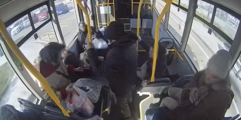 Halk otobüsü şoförü, fenalaşan yolcuyu hastaneye yetiştirdi