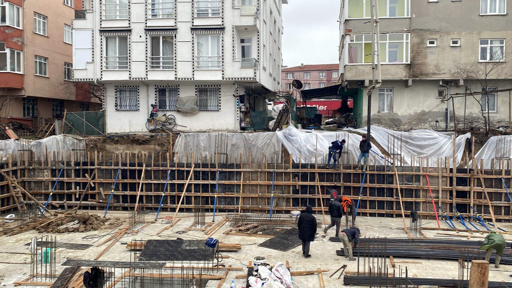 İnşaat temelinin yanındaki 3 binanın bahçesinde toprak kayması; 25 kişi tahliye edildi_6963b29f44165.jpeg