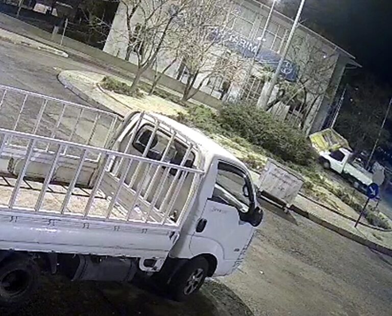 Kamyonet, Taksi Durağına Çarptı