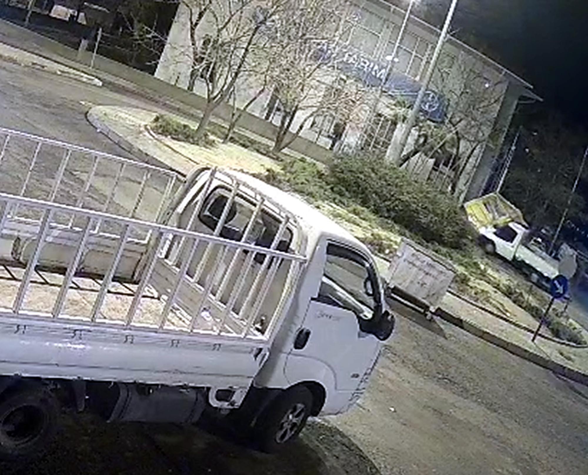 Kamyonet, Taksi Durağına Çarptı Kamyonet, Taksi Durağına Çarptı