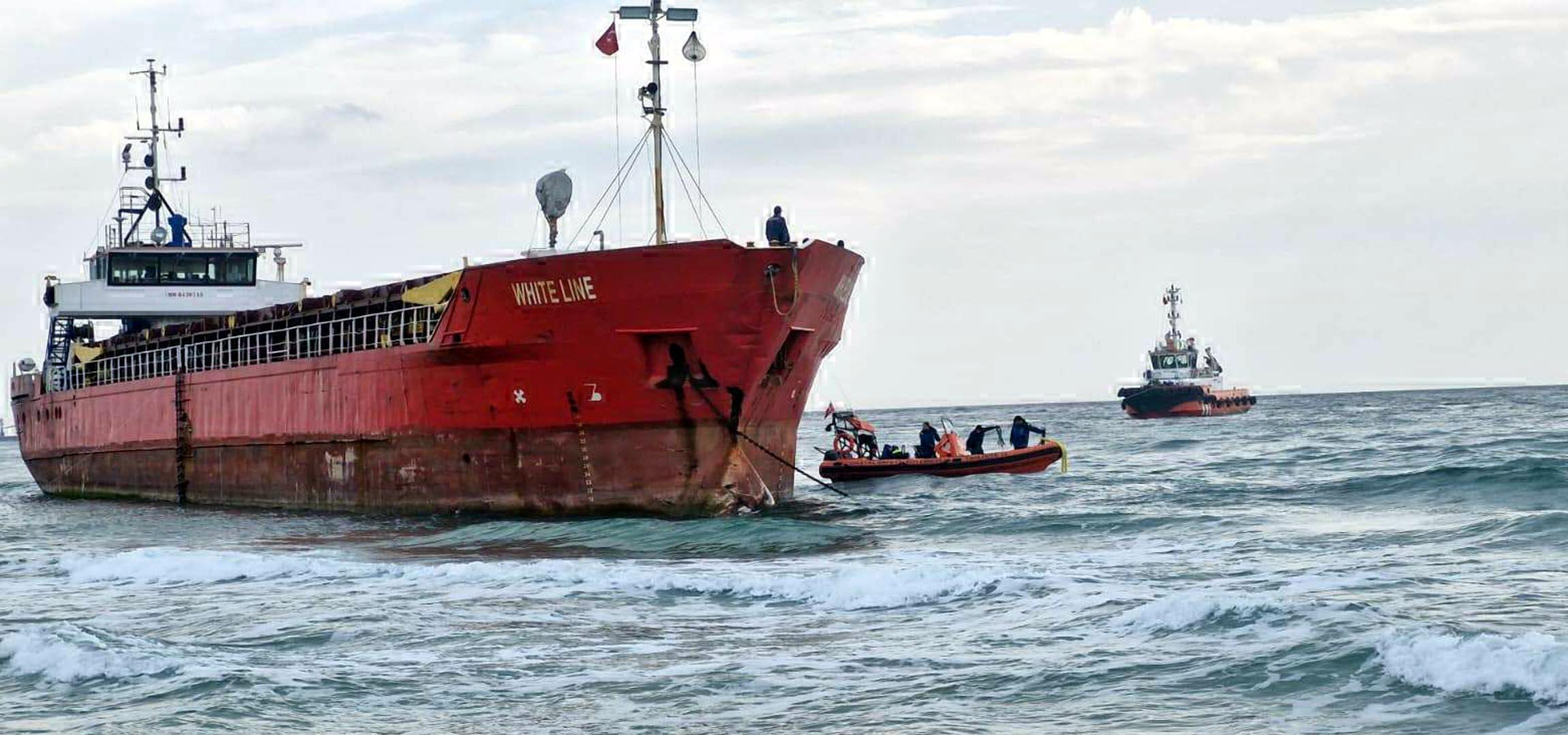 Karaya oturan kuru yük gemisini kurtarma çalışmaları sürüyor Karaya oturan kuru yük gemisini kurtarma çalışmaları sürüyor