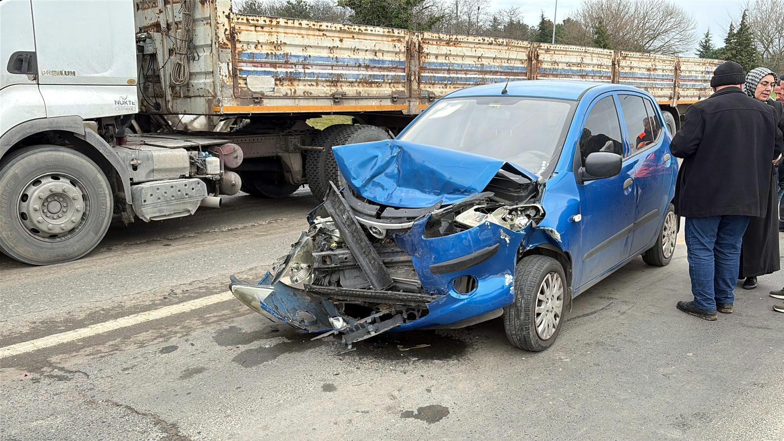 Kontrolden çıkan otomobil, kırmızı ışıkta duran başka otomobile çarptı Kontrolden çıkan otomobil, kırmızı ışıkta duran başka otomobile çarptı
