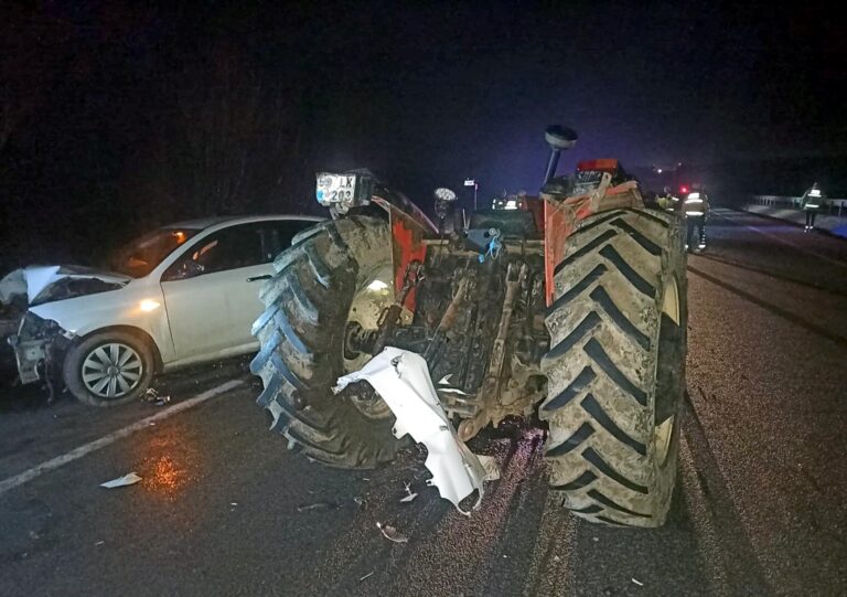 Malkara’da otomobil ile traktör çarpıştı; 2 yaralı