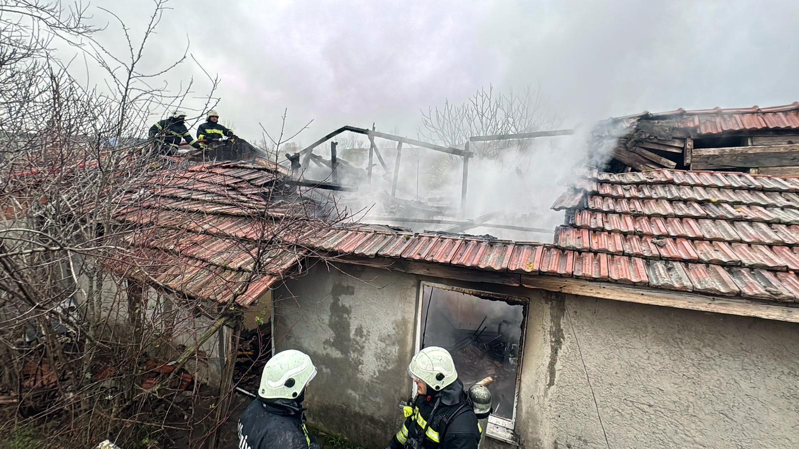 Metruk bina, yangında kullanılamaz hale geldi Metruk bina, yangında kullanılamaz hale geldi