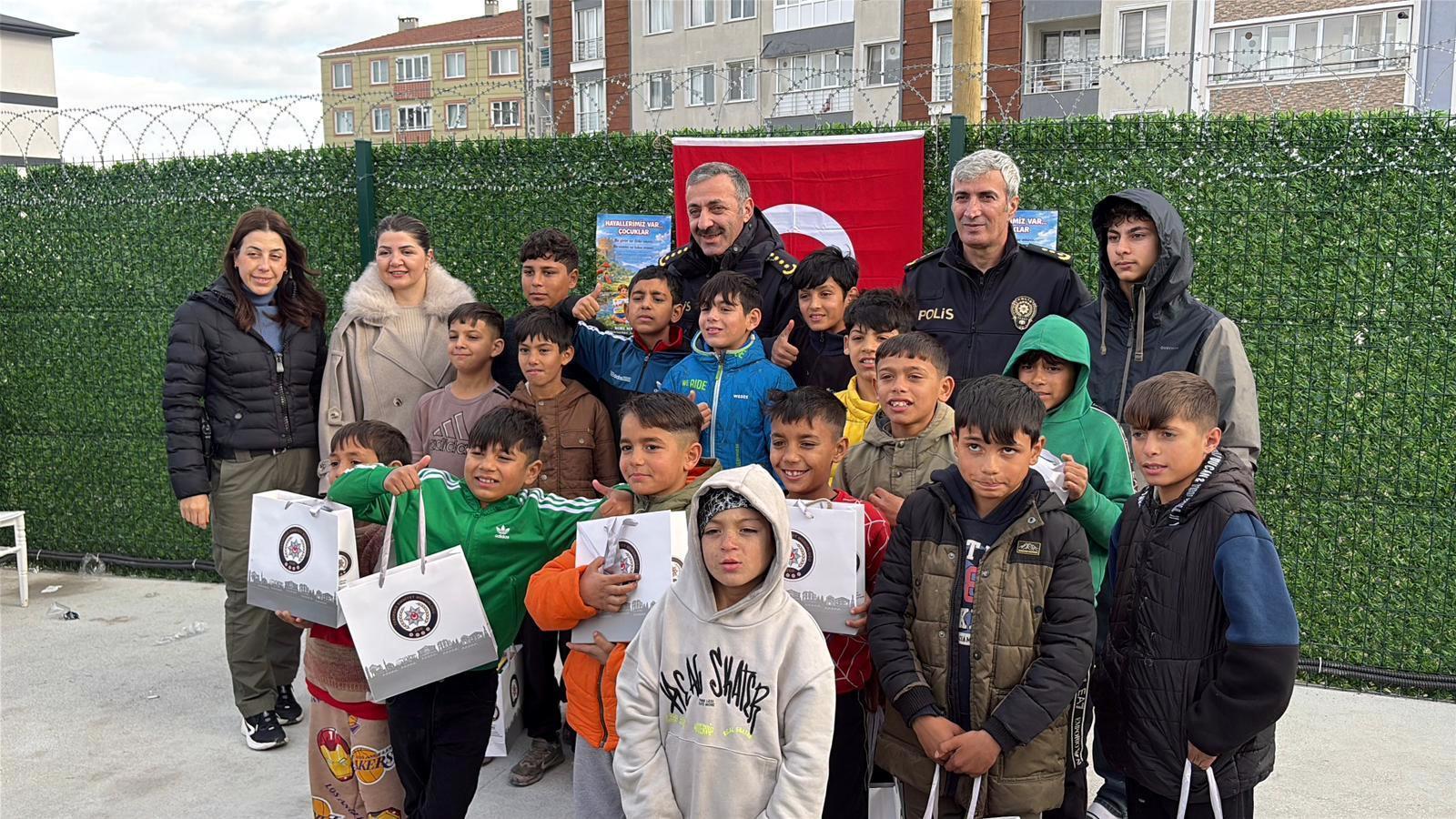 Narkotik olaylarla anılan Kore Mahallesi’nde çocuklar, geçici polis merkezinde ağırlandı Narkotik olaylarla anılan Kore Mahallesi’nde çocuklar, geçici polis merkezinde ağırlandı