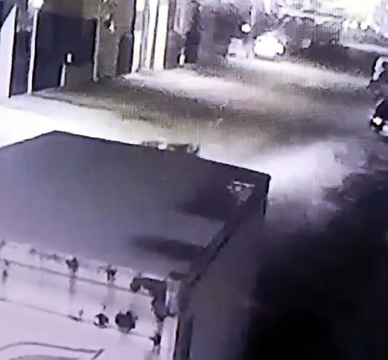 Sanayi Sitesinde Otomobilden Havaya Rastgele Ateş Açıldığı Anlar Kamerada