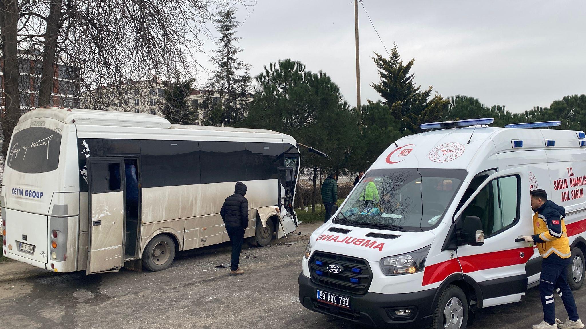 Servis Midibüsleri Kafa Kafaya Çarpıştı: 19 Yaralı Servis Midibüsleri Kafa Kafaya Çarpıştı: 19 Yaralı