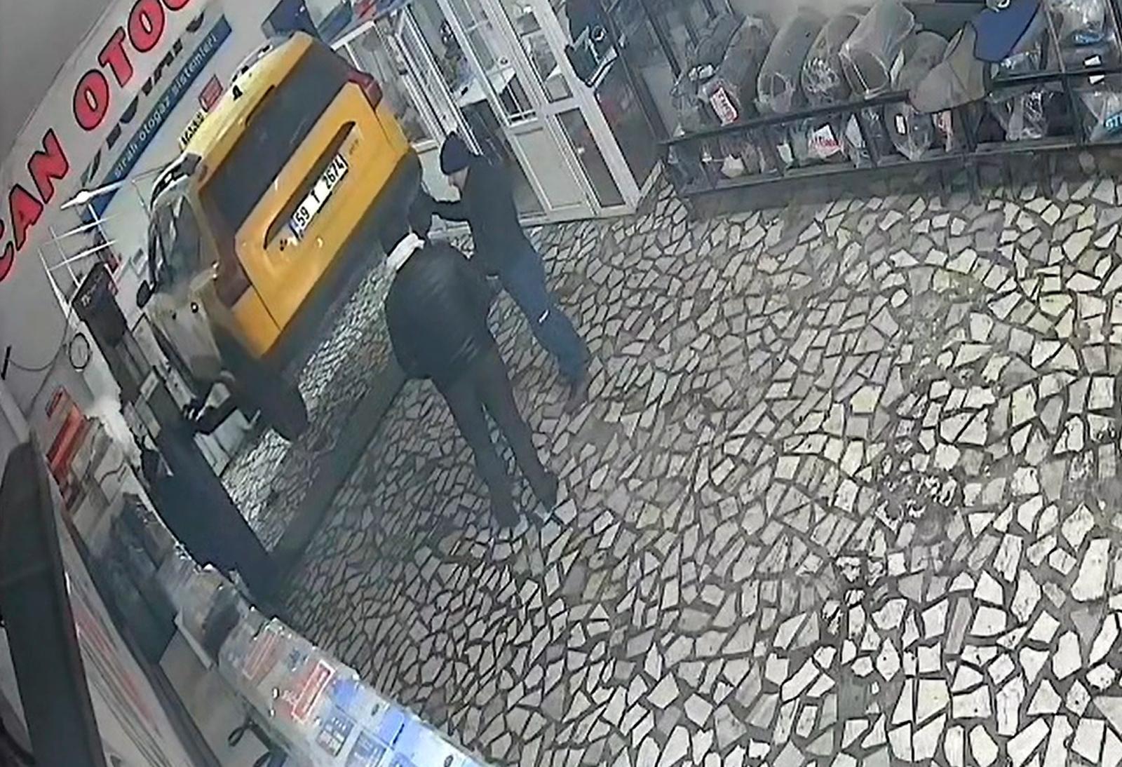 Taksinin Araç Asansöründen Düştüğü Anlar Kamerada Taksinin Araç Asansöründen Düştüğü Anlar Kamerada