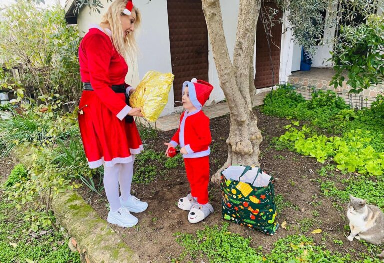 Tekirdağ’da çocukların ‘Noel ablası’ 100 çocuğa hediye dağıttı