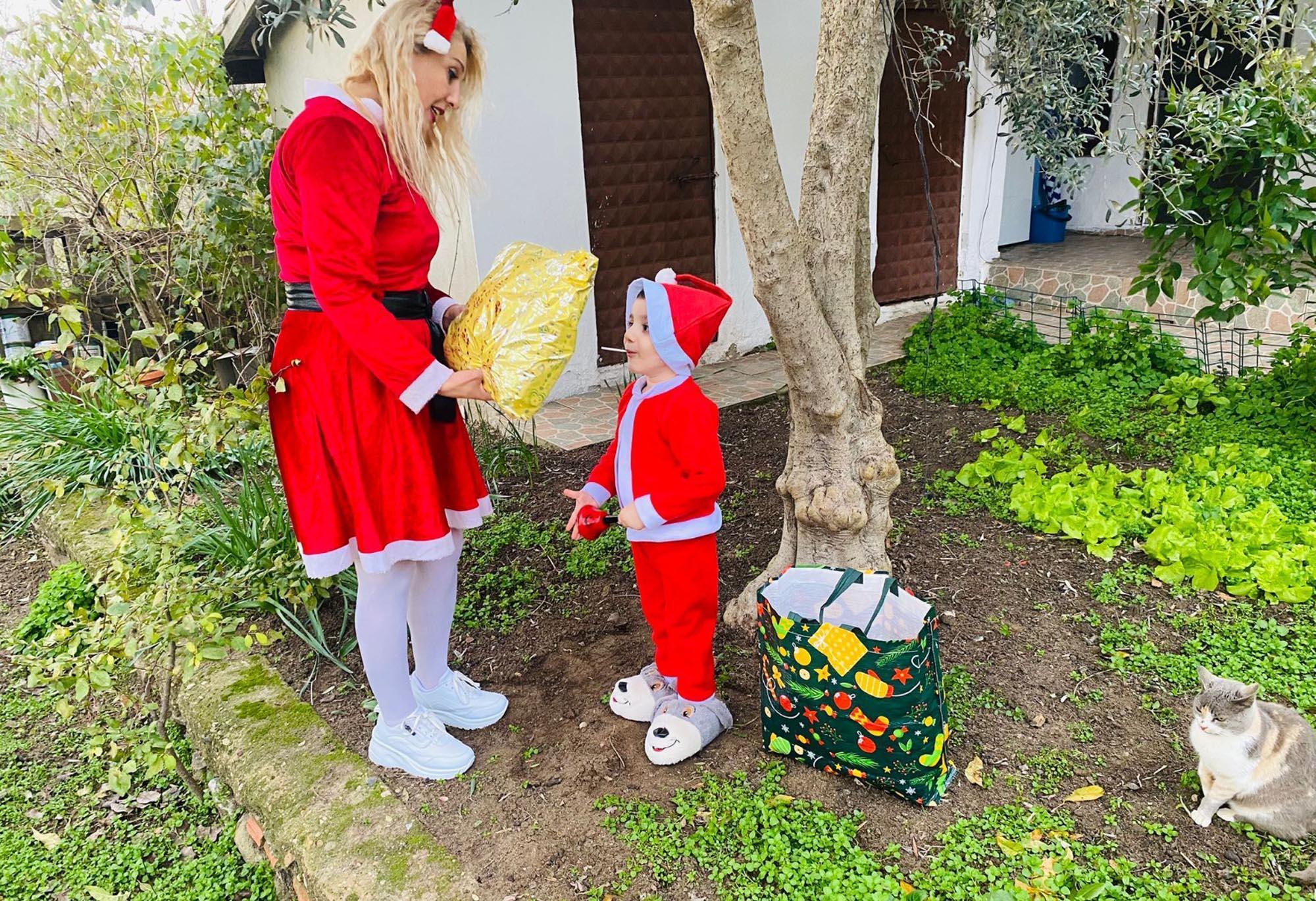 Tekirdağ’da çocukların ‘Noel ablası’ 100 çocuğa hediye dağıttı Tekirdağ’da çocukların ‘Noel ablası’ 100 çocuğa hediye dağıttı