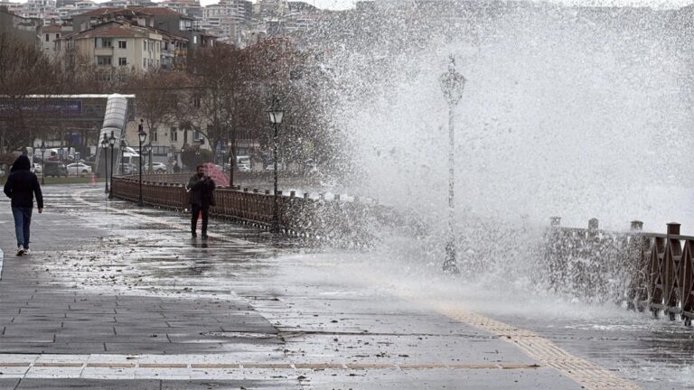 Tekirdağ’da fırtına; eğitim uçuşları iptal edildi, balıkçılar denize açılamadı (2)