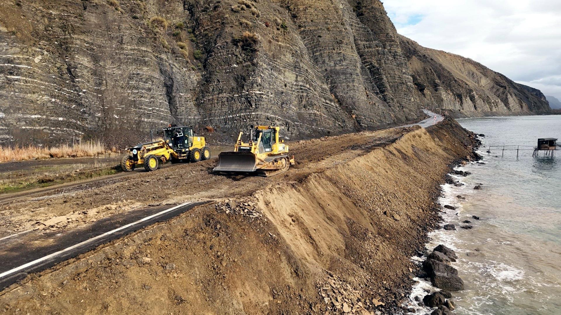 Tekirdağ’da heyelan riski nedeniyle yol trafiğe kapatıldı Tekirdağ’da heyelan riski nedeniyle yol trafiğe kapatıldı